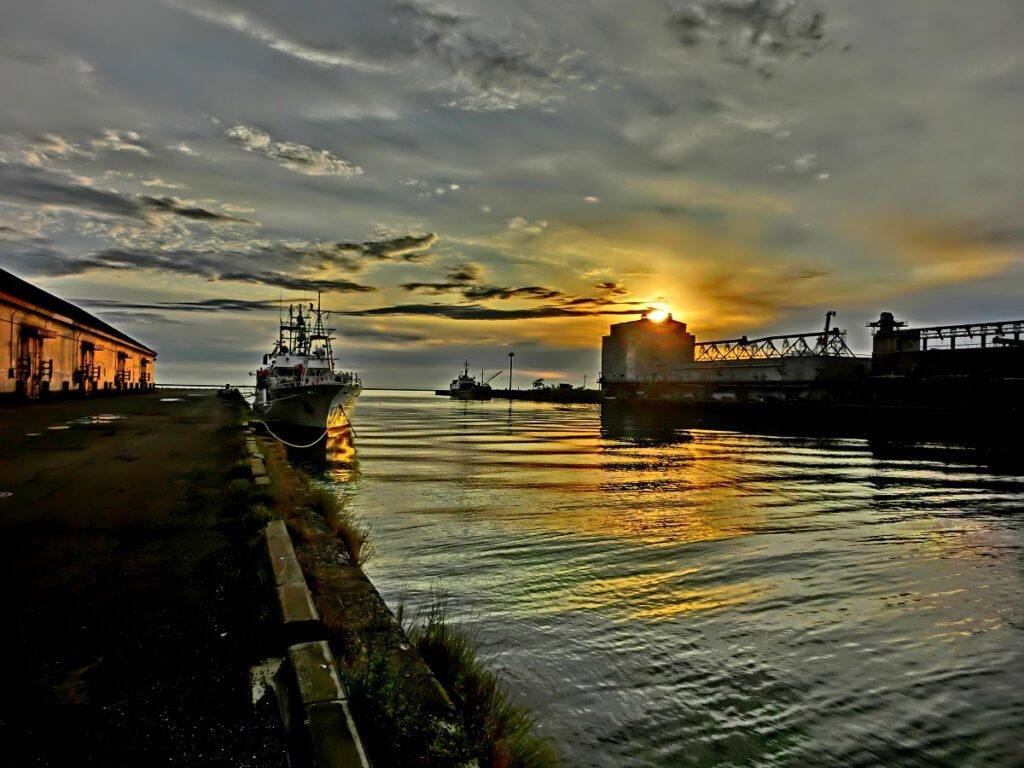 港の朝、HDR写真
